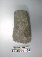 藏品(中型淺腰舌刃打製石斧)的圖片